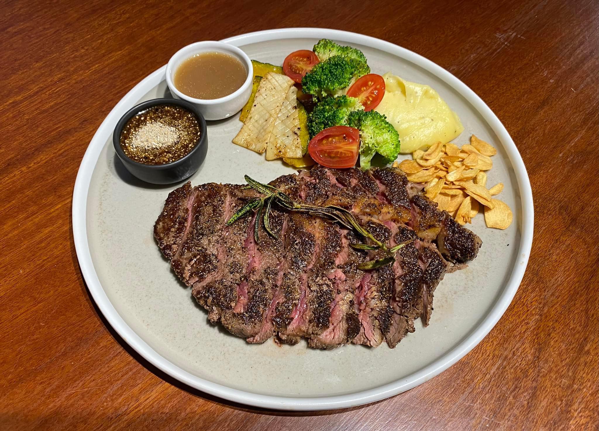 สุข พอ ดี Steak house & Pasta ร้านสเต็กเนื้อ นครพนม 1