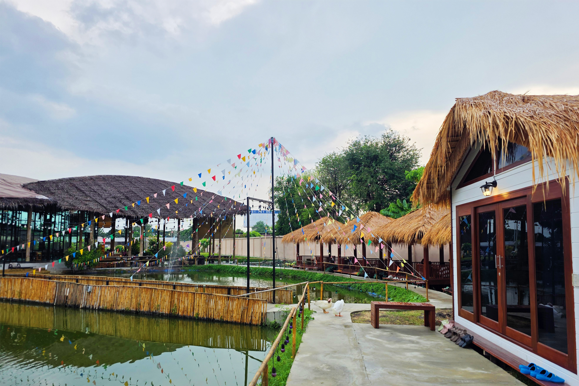 กอดดินกลิ่นนา คาเฟแอนด์เรสเตอรอนต์ ร้านอาหาร นนทบุรี 1